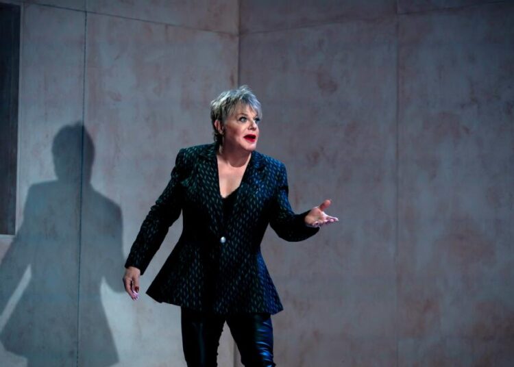 Eddie Izzard faz carreira solo em ‘Hamlet’ agora no Teatro Montalbán