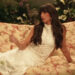 Ella Langley comemora a liberdade em cidades pequenas com a nova música “Dandelion”