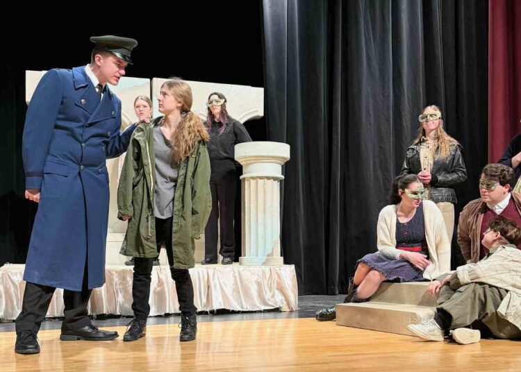 Entretenimento: Safe Harbor Mardi Gras é sábado, Central One-act Show é terça-feira