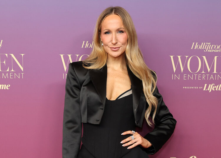 Entrevista com Nikki Glaser no Globo de Ouro de 2026: Monologue Targets e Chalamet