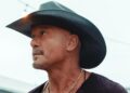 “Esta mensagem nunca foi tão relevante”: Tim McGraw estreia uma nova música inspiradora, ‘Different’ – e tem uma reviravolta comovente na trama