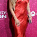 Estrela de 'Baywatch' chia em vestido vermelho brilhante em evento especial