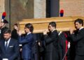 Estrelas da moda e do cinema se despedem do 'imperador' da alta costura italiana Valentino