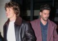 Estrelas de “Heated Rivalry” Connor Storrie e François Arnaud saem juntos na Paris Fashion Week