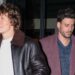 Estrelas de “Heated Rivalry” Connor Storrie e François Arnaud saem juntos na Paris Fashion Week