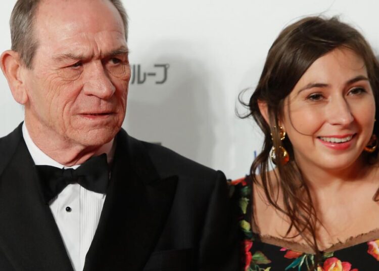 Filha de Tommy Lee Jones supostamente encontrada morta; Chamada para o 911 sugere overdose