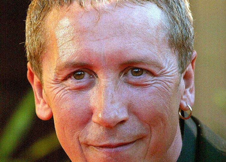 Filho de estrela da música dos anos 80 morre em acidente de motocicleta: Paul Hardcastle fala