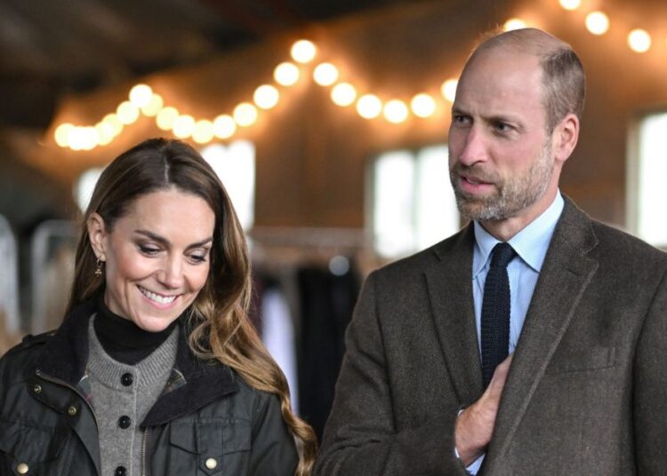 Foto impressionante de Kate Middleton rindo enquanto Will bebe cerveja