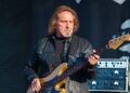 Geezer Butler do Black Sabbath usa AI Singer para apresentar músicas solo aos vocalistas
