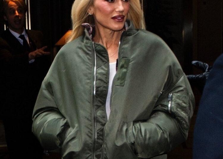 Gwen Stefani atenua rumores de casamento com algumas informações da Page Six