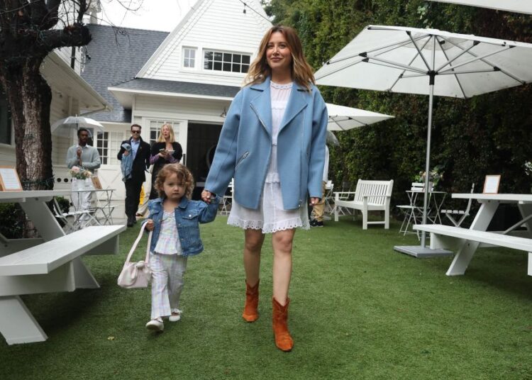 Há um novo drama de ‘grupo de mães tóxicas’ estrelado por Ashley Tisdale e o marido de Hilary Duff