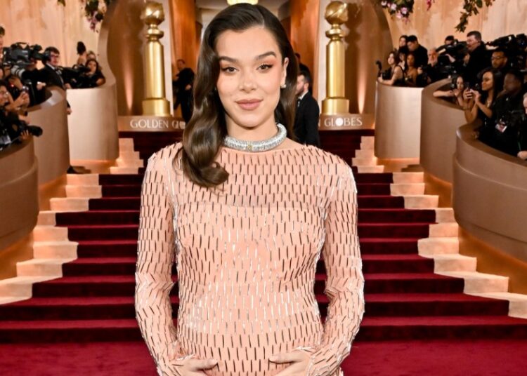 Hailee Steinfeld estreia sua barriguinha de bebê no tapete vermelho do Globo de Ouro de 2026