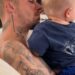 Hailey Bieber compartilha uma linda nova foto de Justin segurando Jack