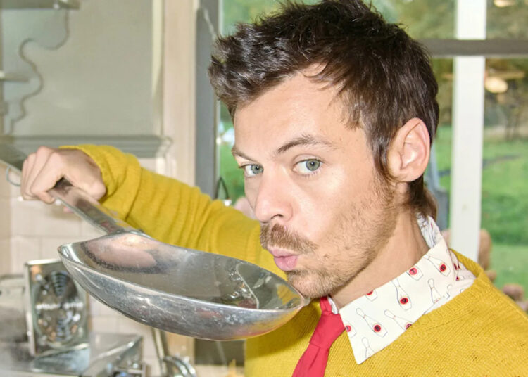 Harry Styles fala sobre o título divertido do álbum, novo single ‘Aperture’ e aparecendo na revelação do Papa: ‘It Was Wild’