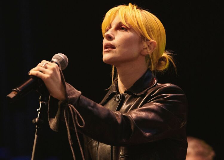 Hayley Williams lança nova banda Power Snatch com três novos singles