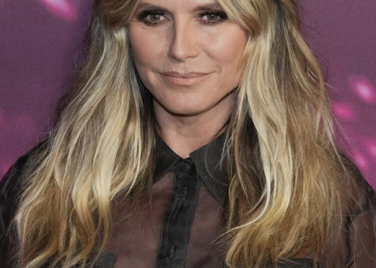 Heidi Klum choca com casaco de pele e tanga ao anunciar nova música