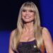 Heidi Klum mostra espartilho sem alças depois de sugerir novas músicas