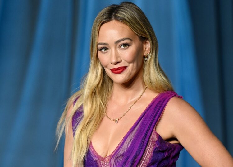 Hilary Duff fica encharcada em seu novo videoclipe de ‘Roomates’