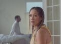 Hilary Duff fica excitada no novo videoclipe atrevido de Roommates após drama 'tóxico' de grupo de mães