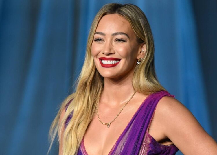 Hilary Duff provoca música de conexão do Dive Bar em meio ao drama de Mama