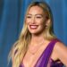 Hilary Duff provoca música de conexão do Dive Bar em meio ao drama de Mama
