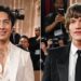Hudson Williams e Connor Storrie fazem estreia estilosa no Globo de Ouro