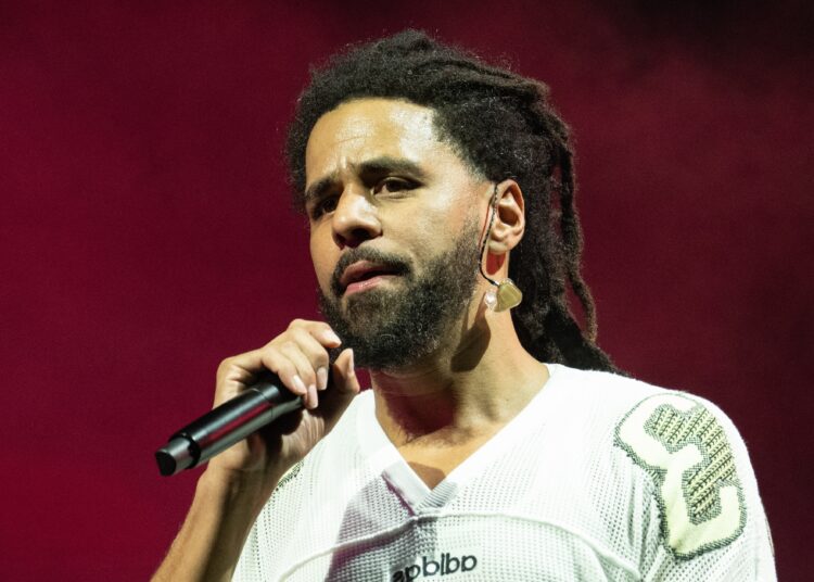 J. Cole faz rap ao contrário na nova faixa 'The Fall Off' antes do lançamento do álbum