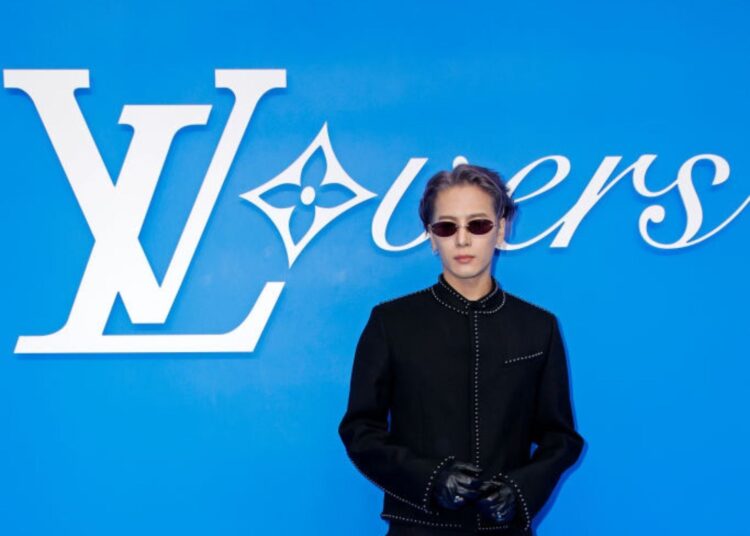 Jackson Wang, Quavo e John Legend estreiam novas músicas no Louis Vuitton Paris Show