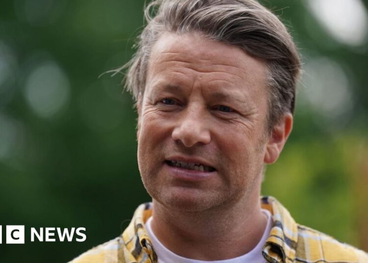 Jamie Oliver aborda rumores de traidores de celebridades na escola de Essex