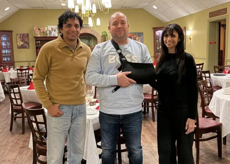 Jantar do herói de Bondi Beach, Ahmed Al-Ahmed, com M. Night Shyamalan