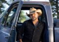 Jason Aldean expande a era ‘Songs About Us’ com três novas faixas