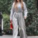 Jennifer Lopez continua com sua tendência de calças grandes em cinza monocromático