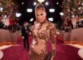 Jennifer Lopez ousa em look de lingerie