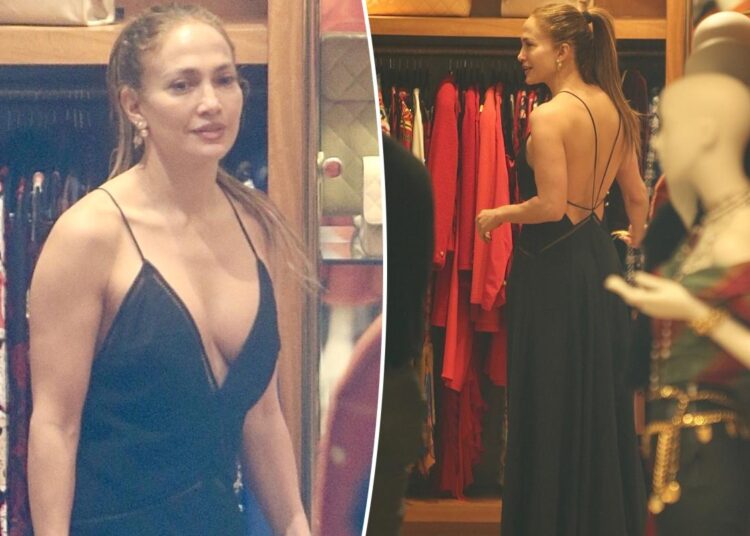 Jennifer Lopez usa vestido decotado muito revelador enquanto faz compras em Beverly Hills