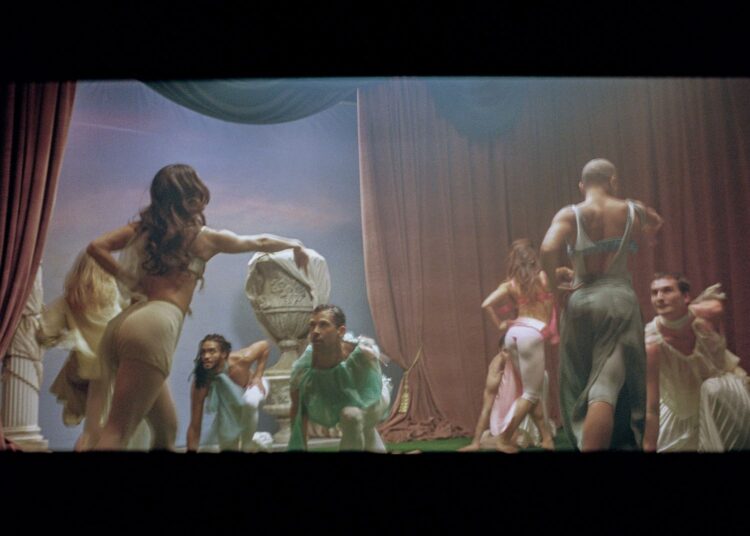 Jessie Ware sobre a energia da deusa romana em seu novo videoclipe - e seu próximo álbum “Confident, Celestial”