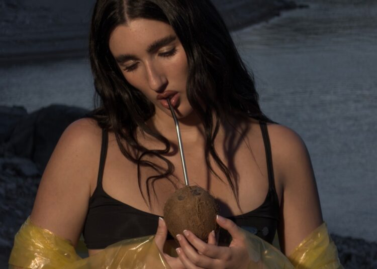 Judeline em 'Verano Saudade', Tron 'Soundtrack' With Nine Inch Nails