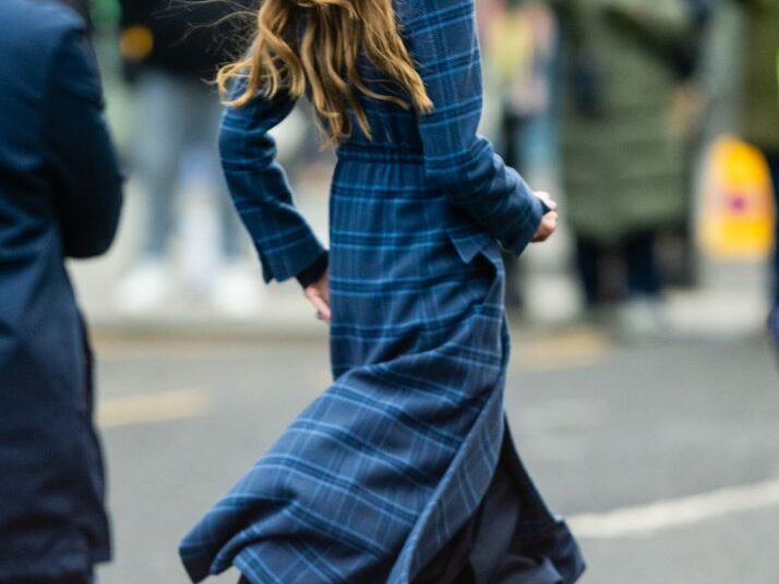 Kate Middleton foi vista correndo de salto alto para um desvio rápido no noivado real