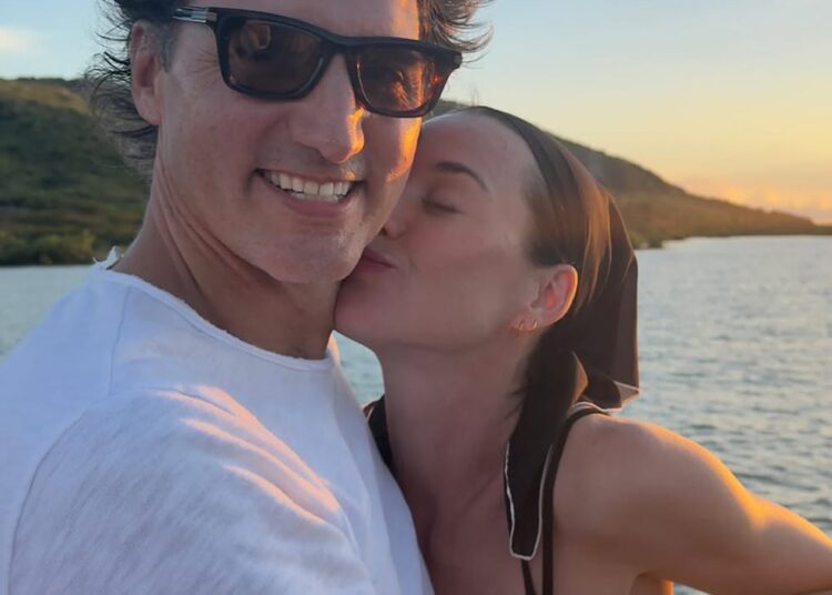 Katy Perry tira uma foto de beijo com Justin Trudeau no Instagram de férias