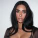 Kim Kardashian corre o risco de escorregar em lingerie rendada enquanto enfrenta Sydney Sweeney