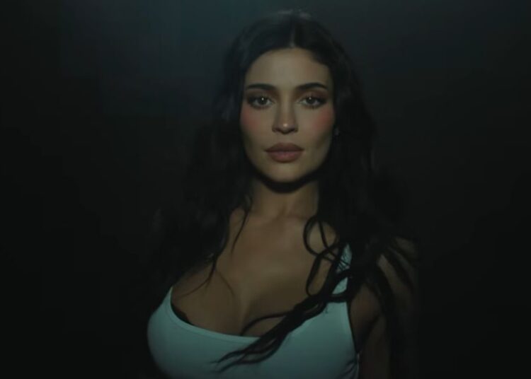 Kylie Jenner canaliza Charli XCX no novo videoclipe da trilha sonora de The Moment