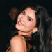 Kylie Jenner canaliza a principal energia pop star do ano 2000 para anúncio de fragrâncias