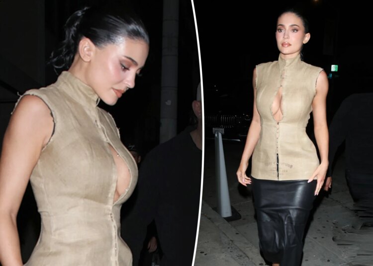 Kylie Jenner leva seu decote para jantar no Craig's West Hollywood