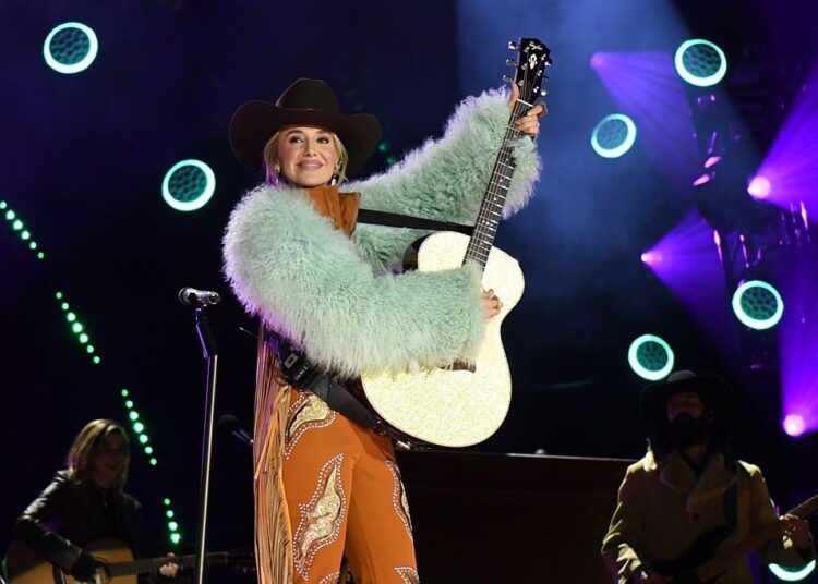Lainey Wilson fala sobre a última música ‘People Need Jesus’