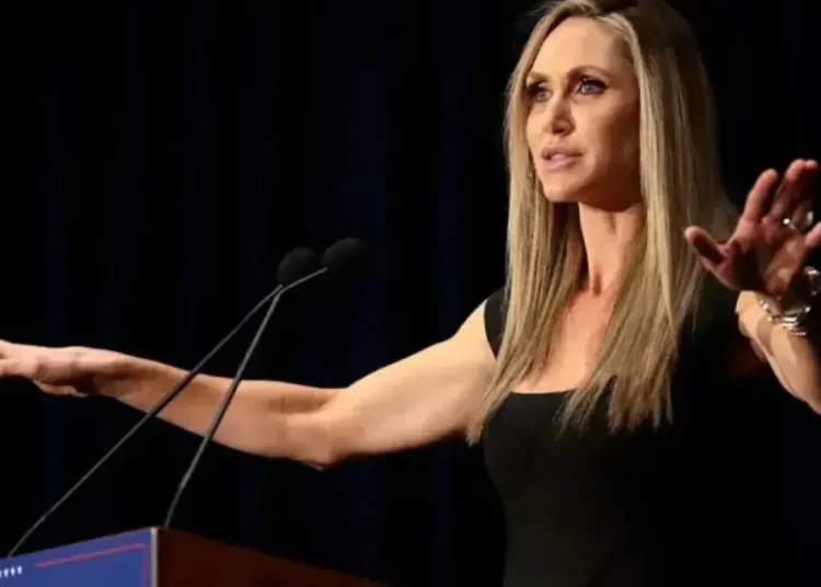 Lara Trump estreia novo videoclipe em meio a críticas às habilidades de canto