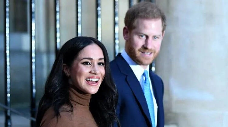 Leitor labial flagra Harry e Meghan tramando em evento real