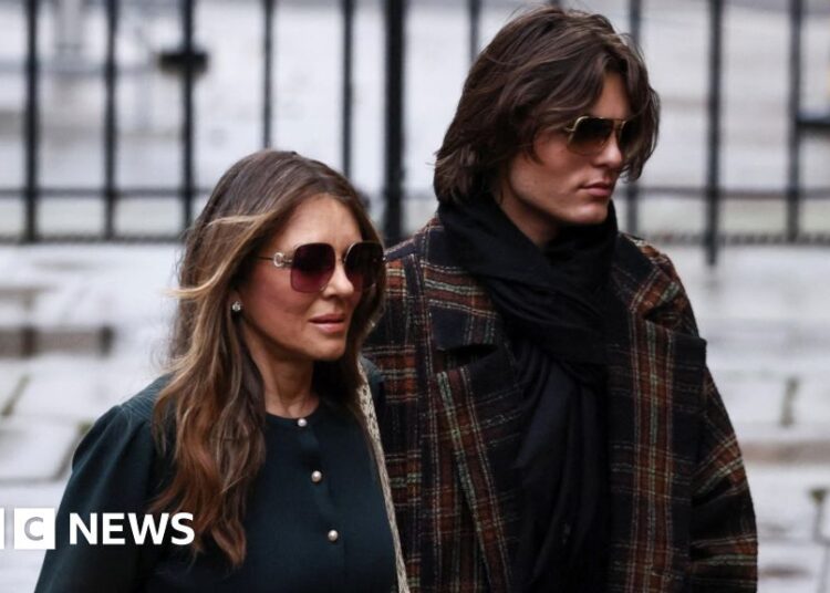 Liz Hurley diz que microfones foram colocados em janelas e telefones grampeados, ouve tribunal