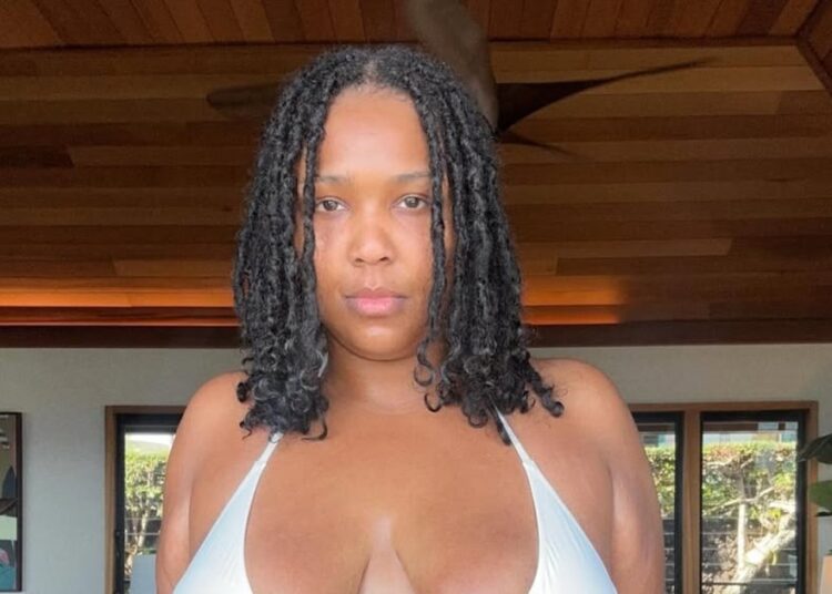 Lizzo compartilha uma pequena armadilha para sede de biquíni branco em meio à perda de peso