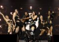 Lola Young retorna ao palco na festa do Grammy de 2026 do Spotify