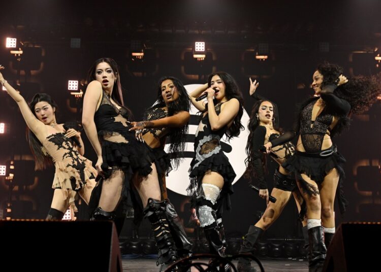 Lola Young retorna ao palco na festa do Grammy de 2026 do Spotify