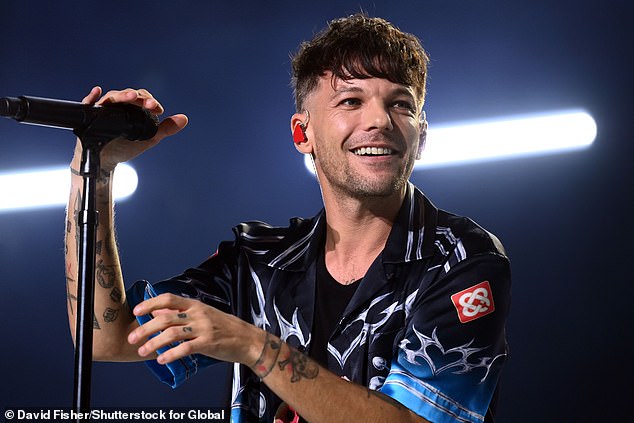 Louis Tomlinson 'joga sombra' em Harry Styles enquanto os dois ex-cantores do One Direction se preparam para lançar novas músicas no mesmo dia em meio a uma rivalidade acalorada
